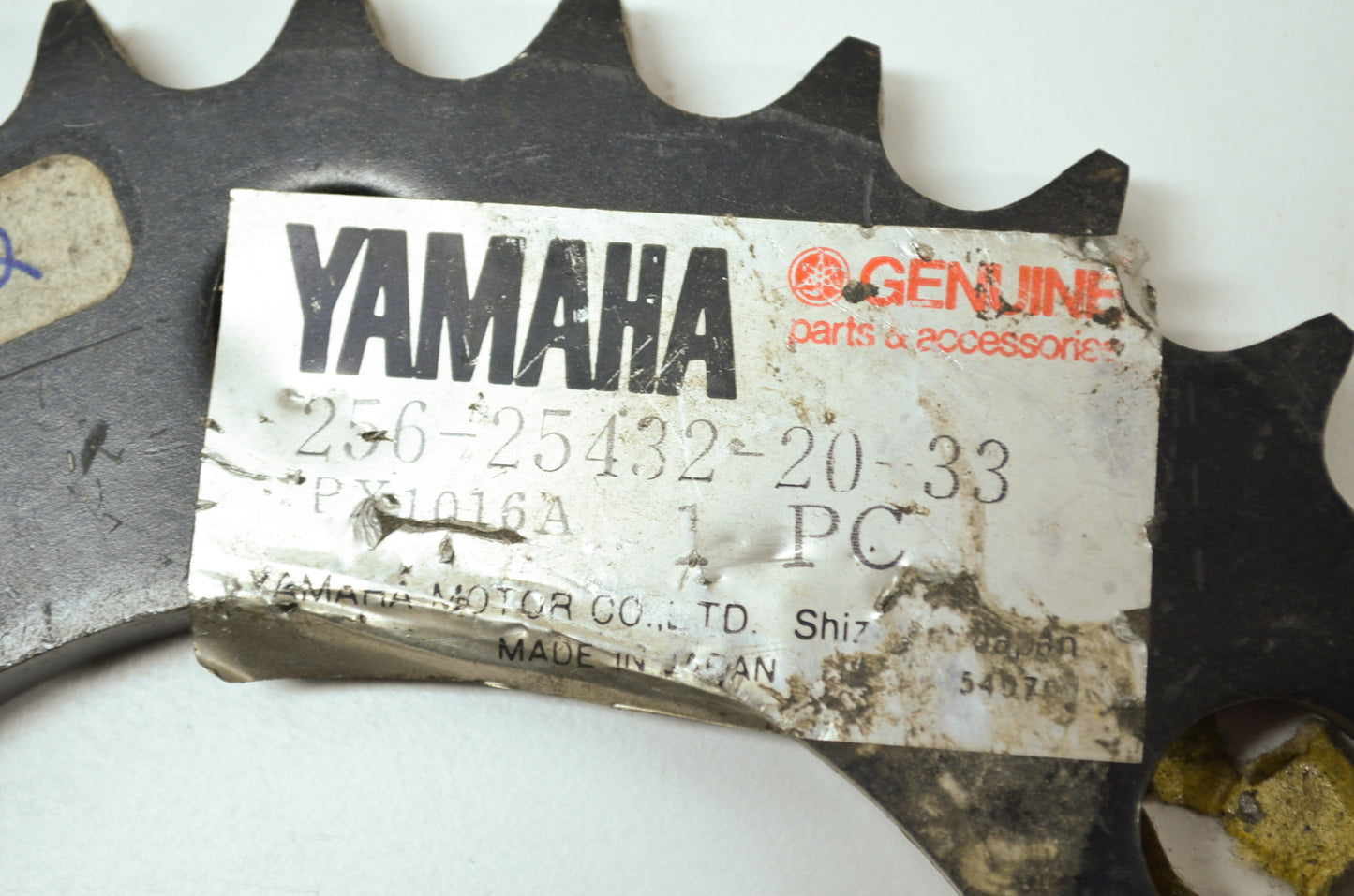 OEM Yamaha 256-25432-20-33 Driven Sprocket 32T NOS