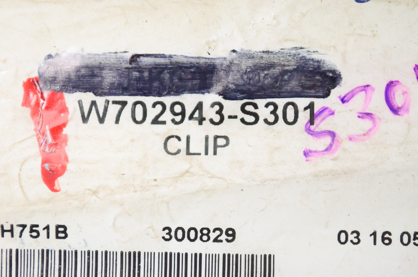 New OEM Ford W702943S301 Clip NOS