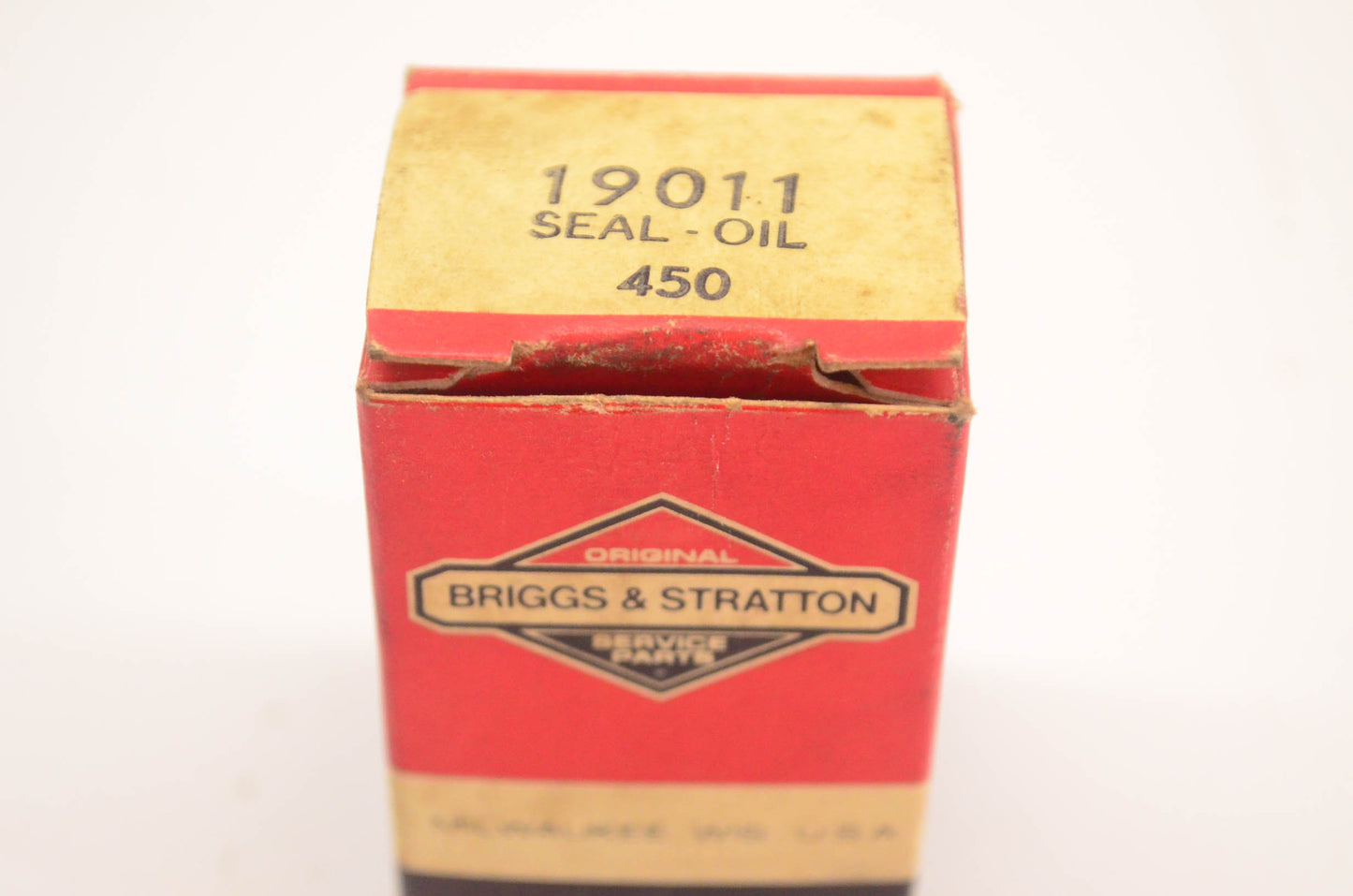 New OEM Briggs & Stratton 19011 Oil Seal NOS