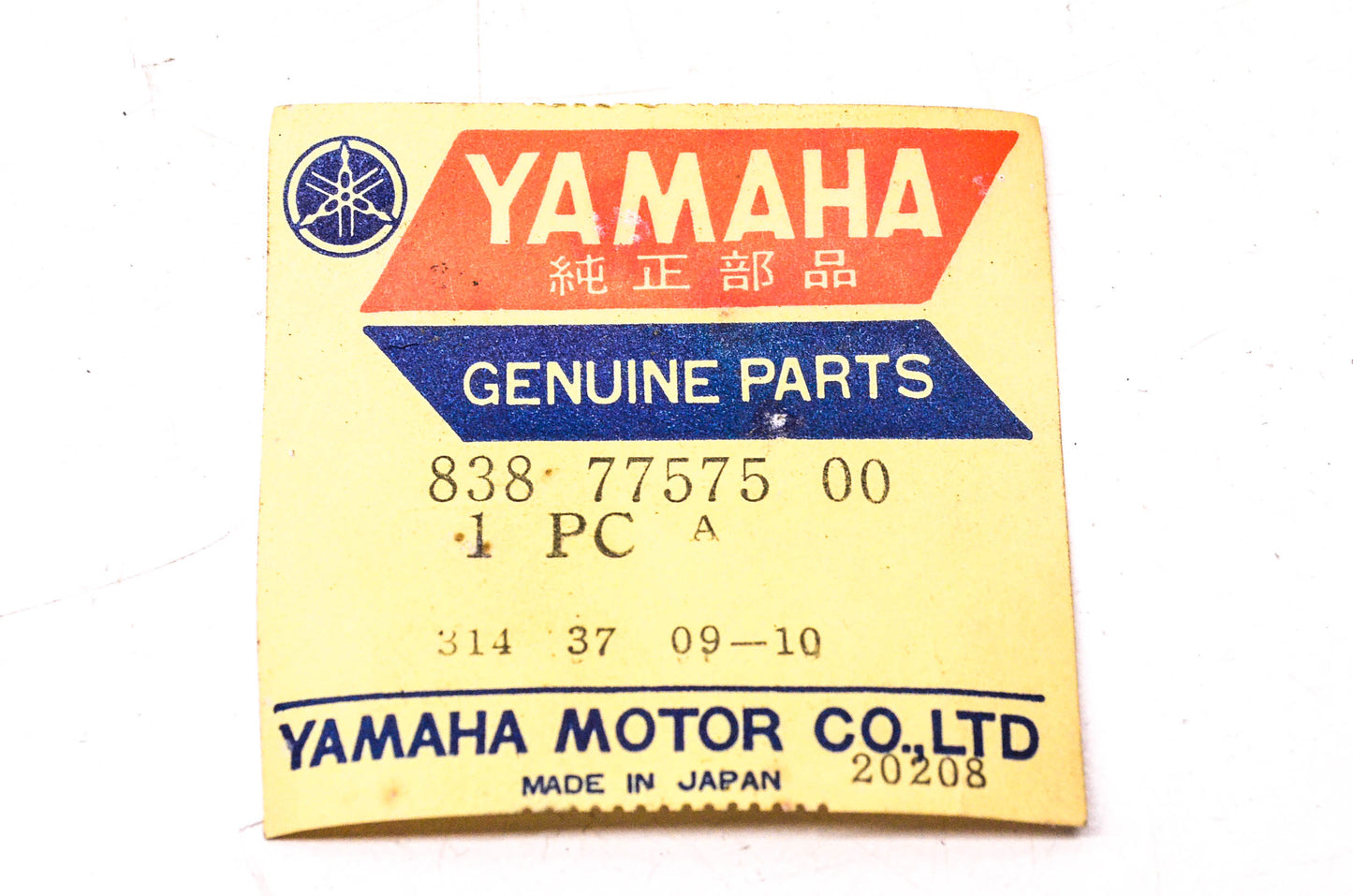 New OEM Yamaha 838-77575-00-00 Assist Grip Cover NOS