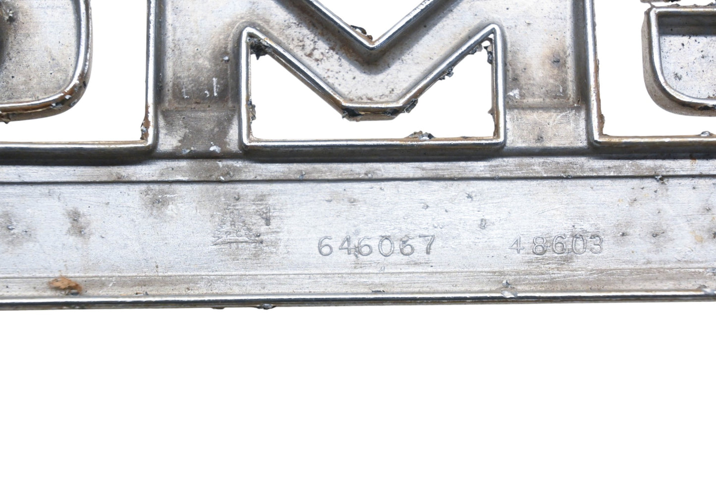 GMC 646067 2500 V-Eight Emblem