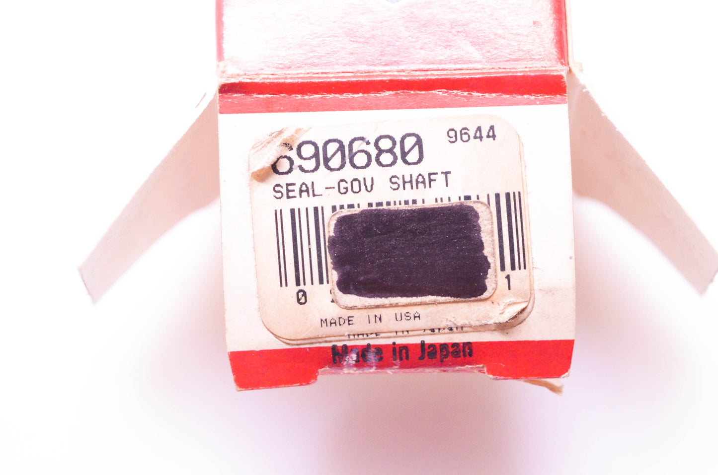New OEM Briggs & Stratton 690680 Governor Shaft Seal NOS