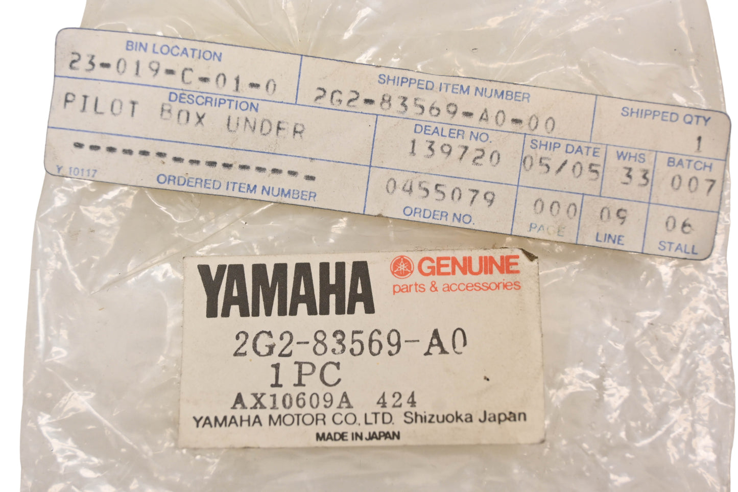 New OEM Yamaha 2G2-83569-A0-00, 2G2-83569-A0 Pilot Box Lower Cover NOS