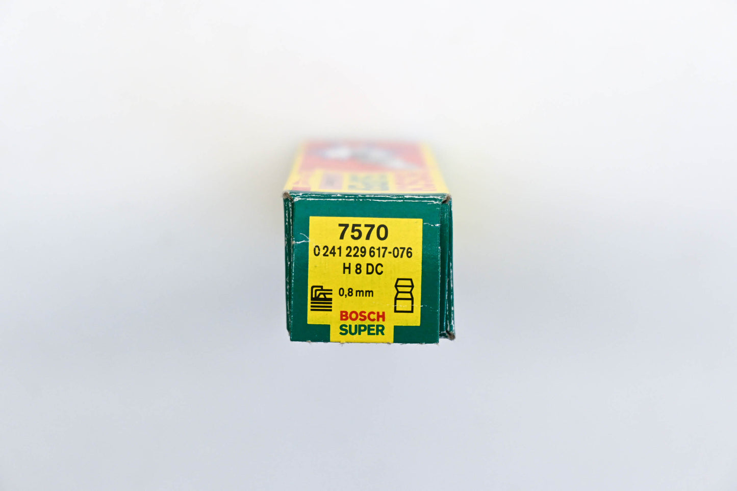 Bosch H8DC, 0241229617-076, 7570 Super Spark Plugs Qty 2 NOS