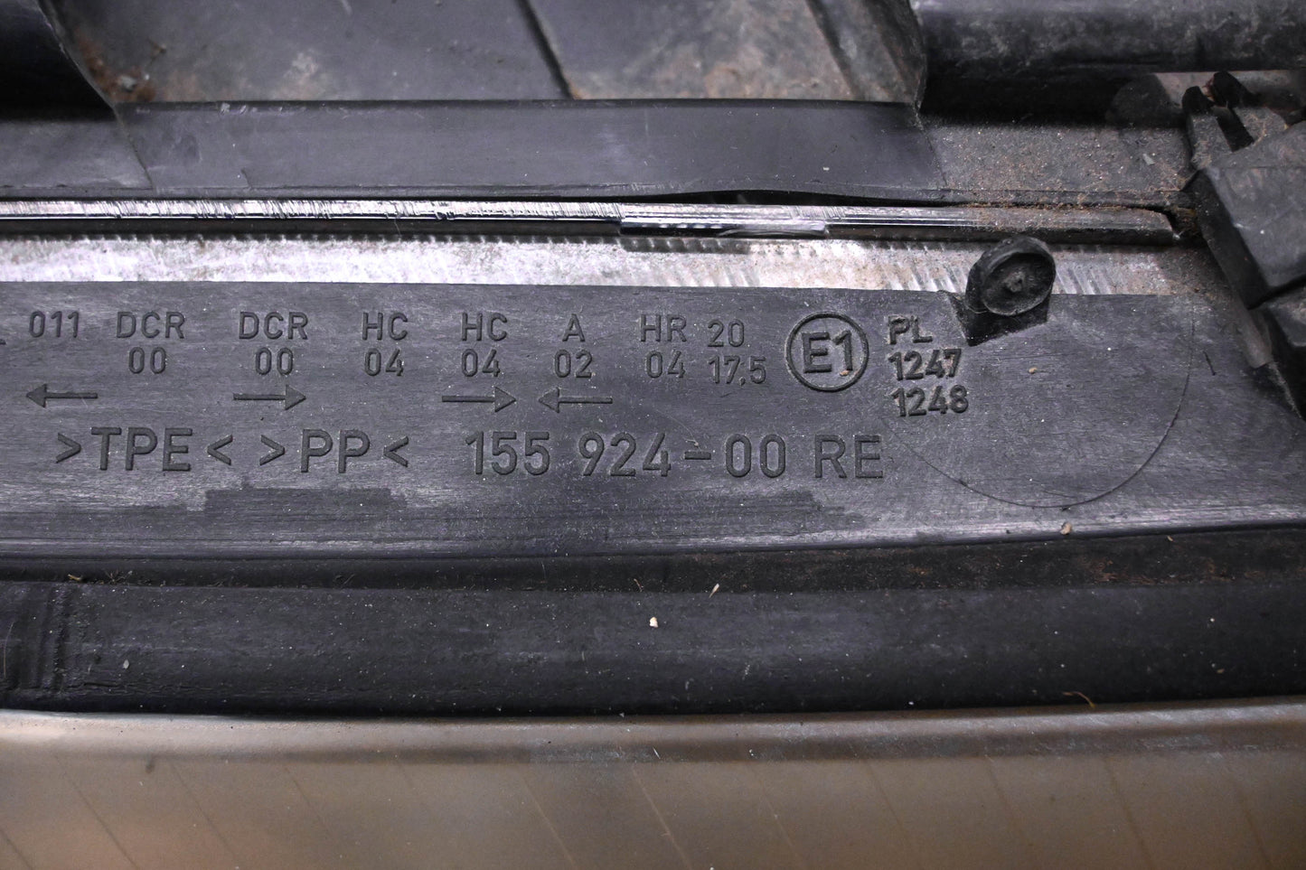 Audi 15592400RE Right Side Headlight Assembly NOS