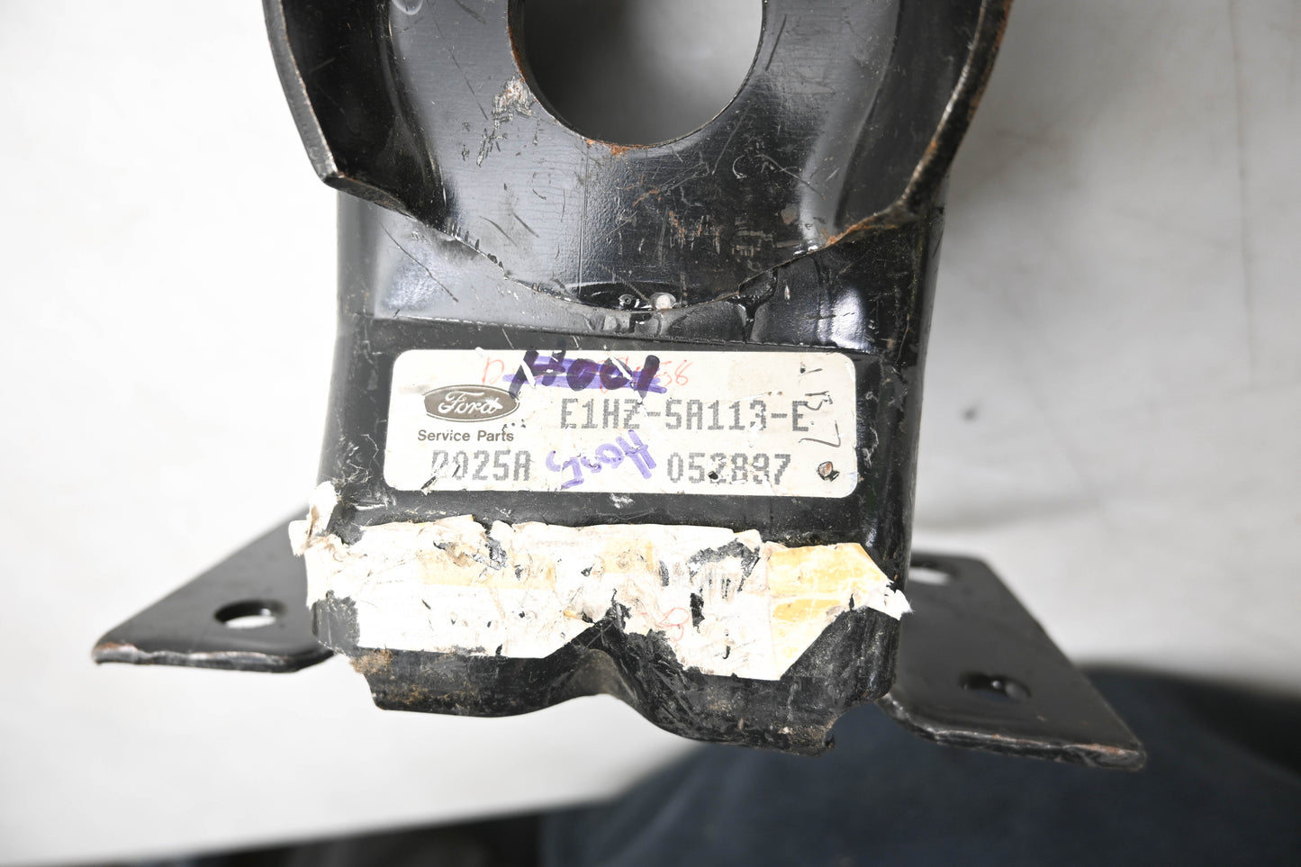 New OEM Ford E1HZ-5A113-E, E4HT-5A113-AA Bracket NOS