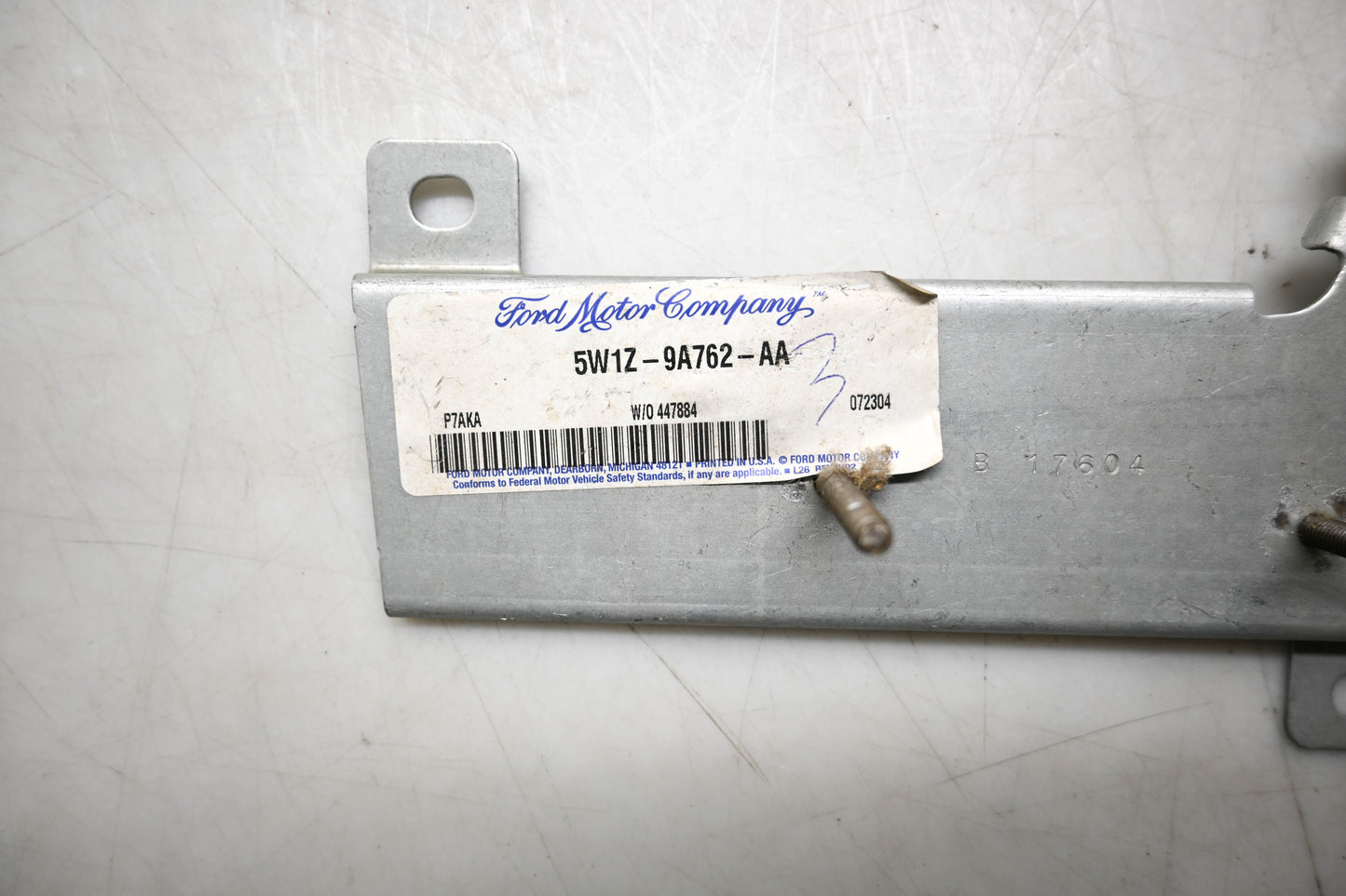 New OEM Ford 5W1Z-9A762-AA Bracket NOS