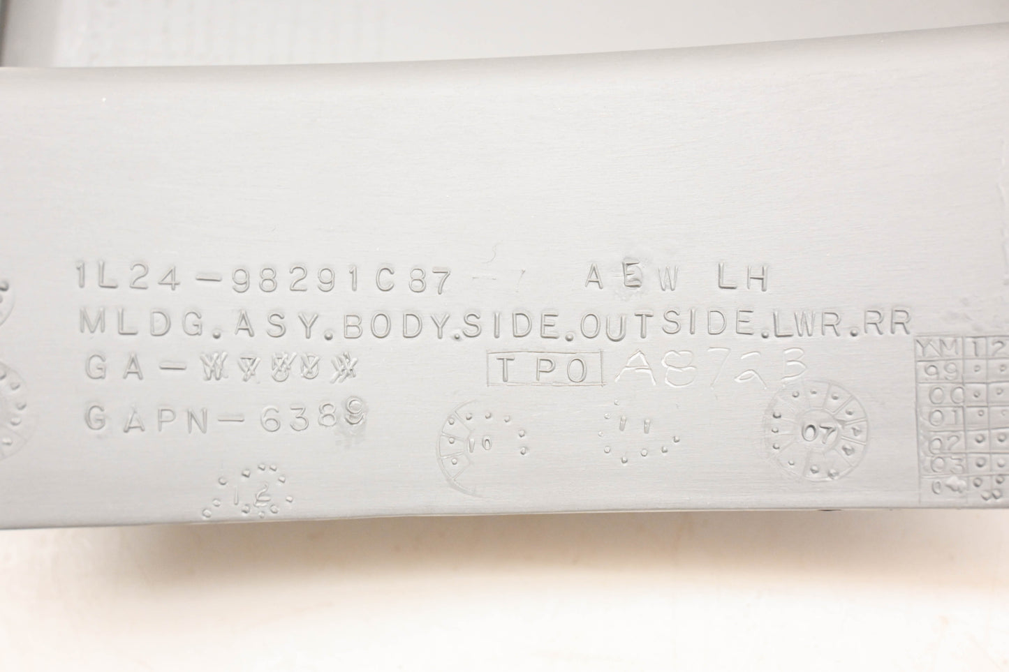 New OEM Ford 1L24-98291C87-AEW Left Rear Lower Outer Body Side Moulding Panel NOS