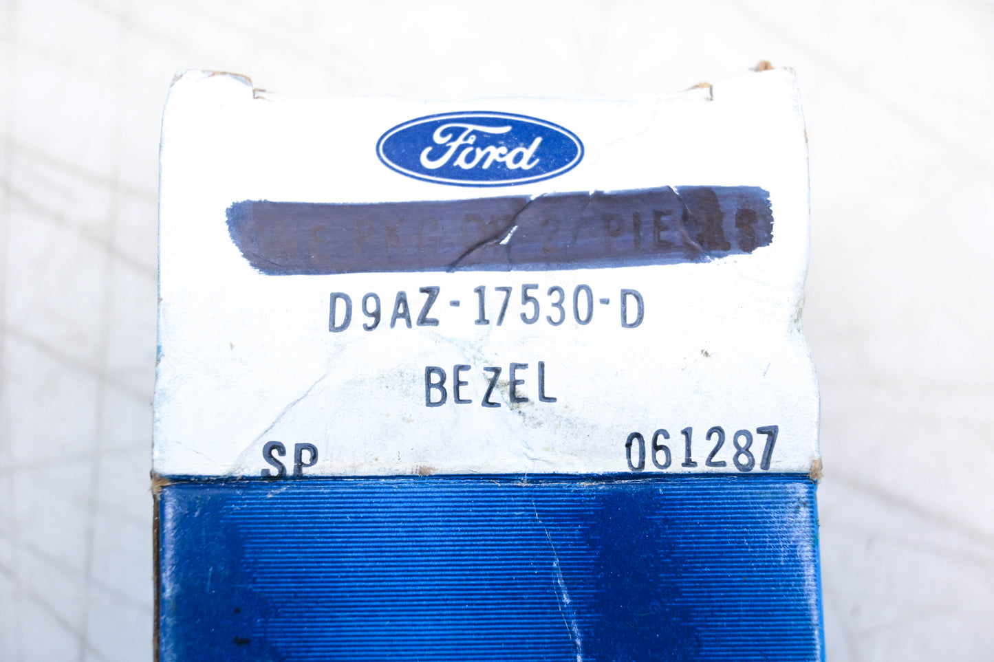 New OEM Ford D9AZ-17530-D Interior Mirror Bezel Assembly Kit NOS