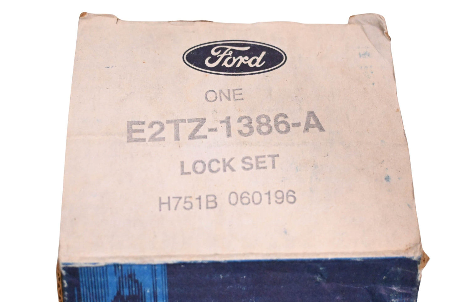 New OEM Ford E2TZ-1386-A Spare Tire Lock & Key Kit NOS