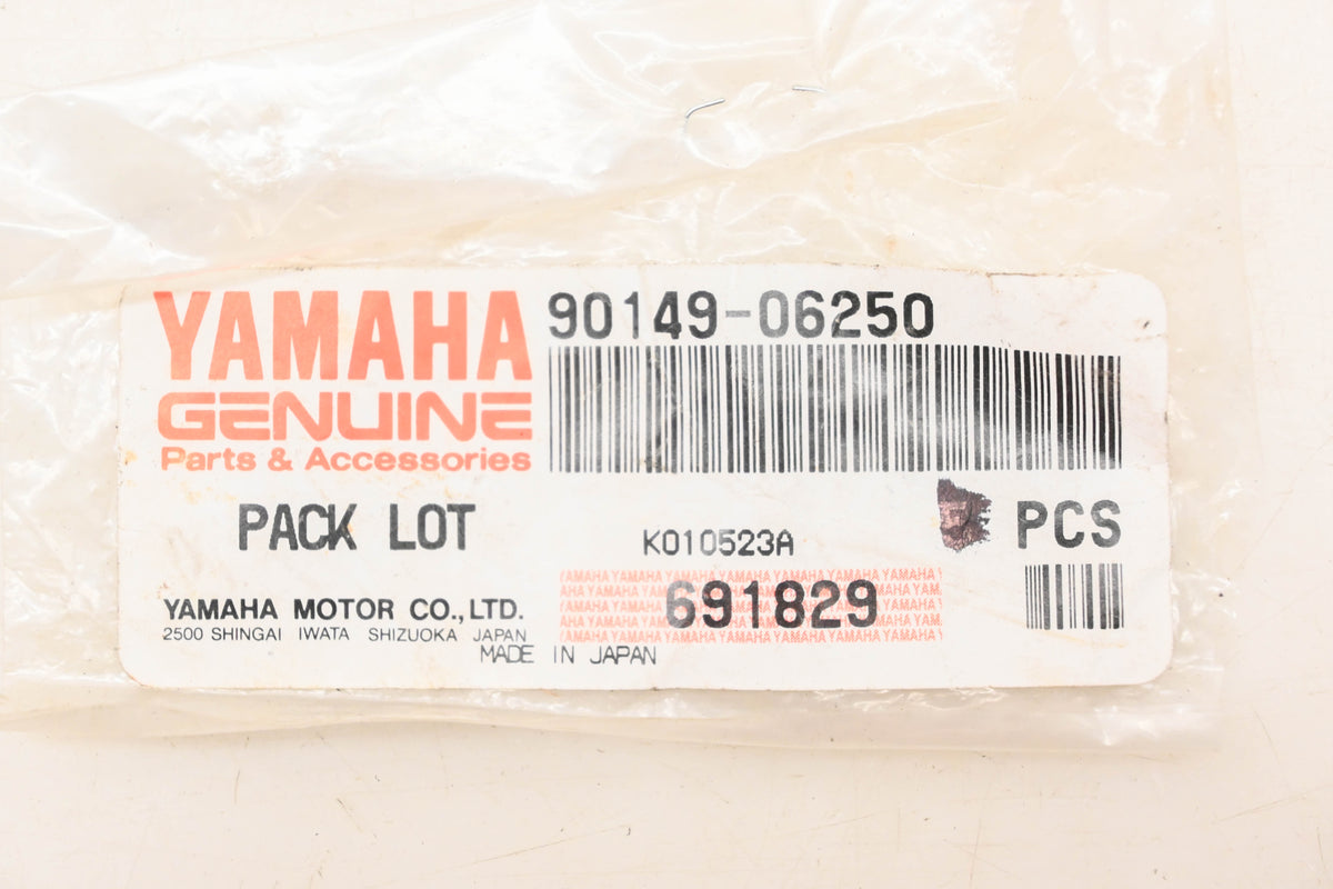 New OEM Yamaha 90149-06250-00 Special Shaped Screws NOS