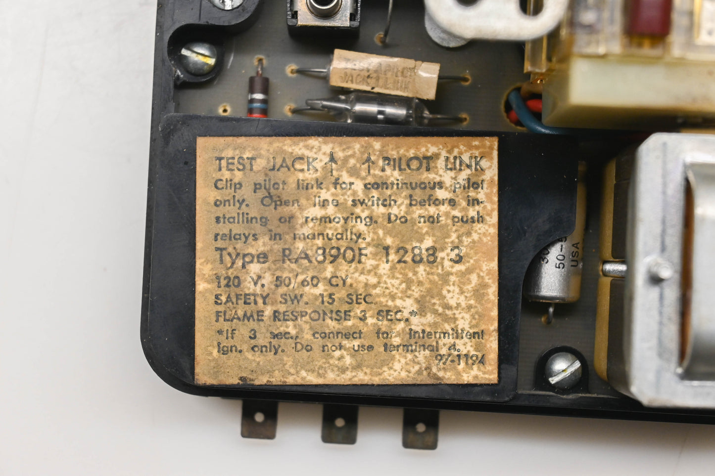 Honeywell RA890F1288 Protectorelay Burner Flame Control Assembly