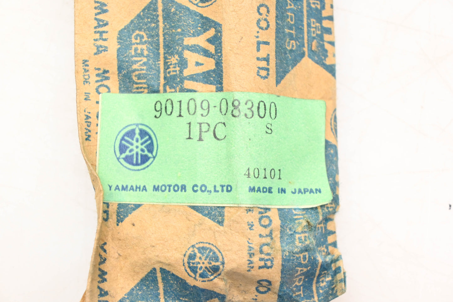 New OEM Yamaha 90109-08300-00 Bolt NOS