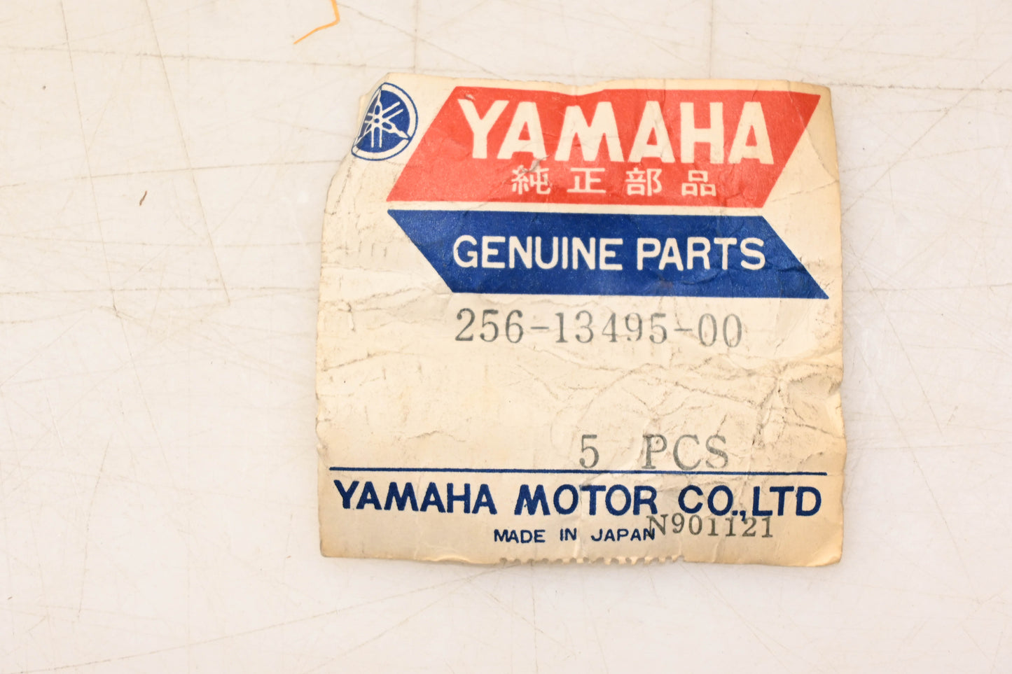 New OEM Yamaha 256-13495-00-00 Engine Oil Filter Pump Screw NOS