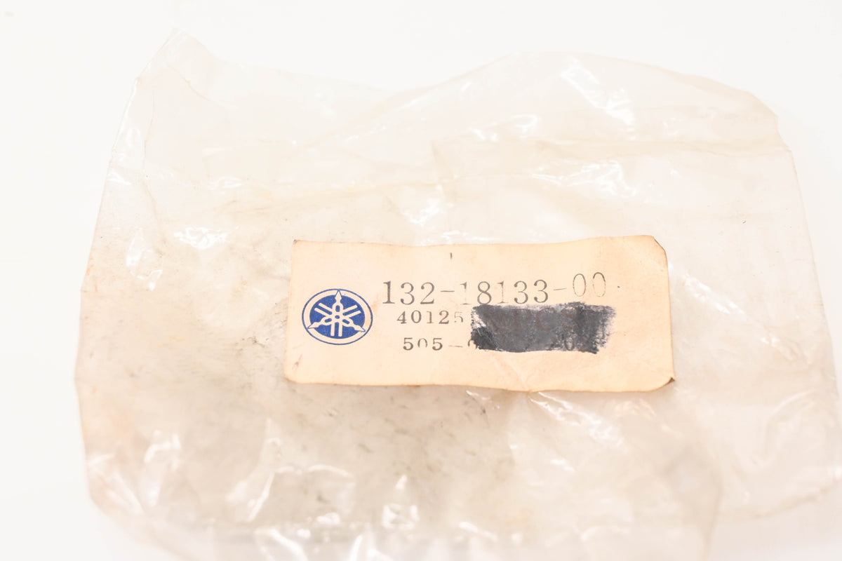 New OEM Yamaha 132-18133-00-00 Special Shape Screw NOS