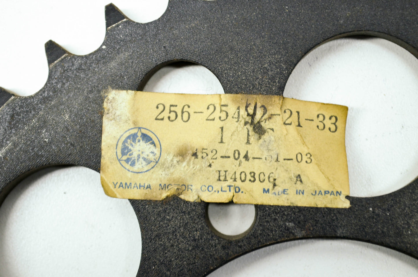 OEM Yamaha 256-25442-21-33 Driven Sprocket 40T NOS