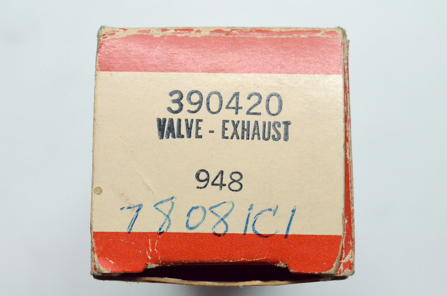 OEM Briggs & Stratton 390420 Exhaust Valve NOS