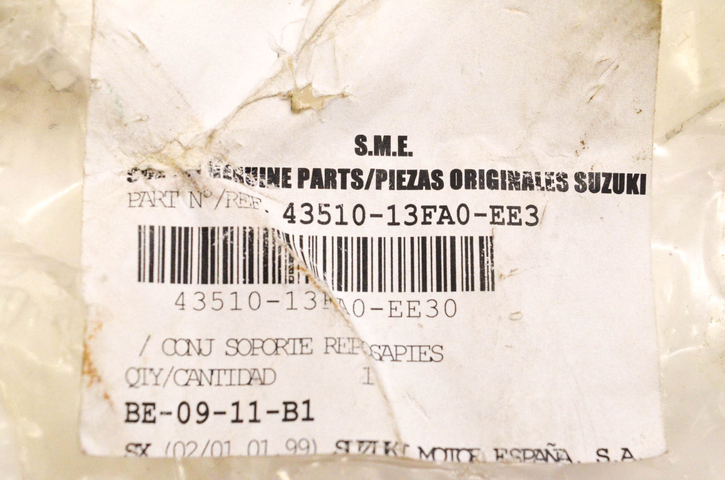New OEM Suzuki 43510-13FA0-EE3 Right Foot Rest Bracket NOS