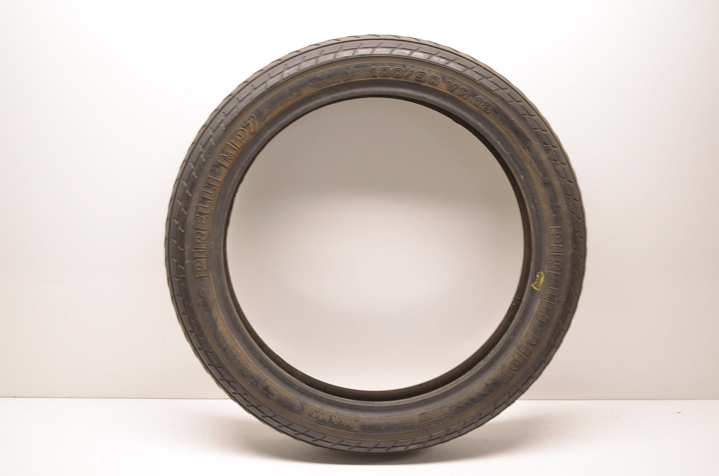 NEW Pirelli Tire 100/90 VR-18