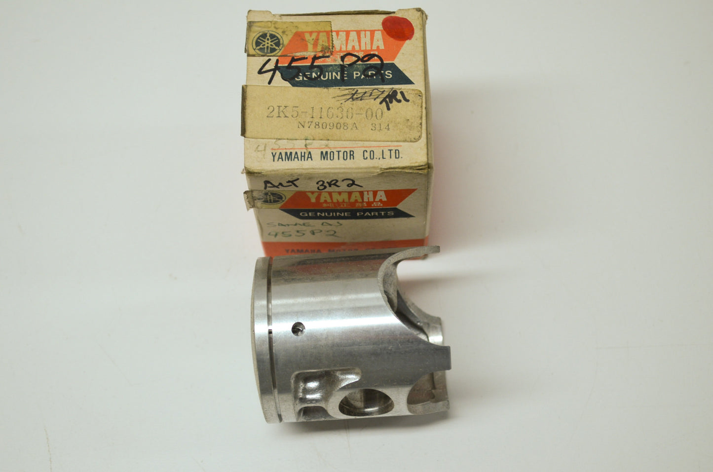 OEM Yamaha 2K5-11636-00-00 Piston 2 O/S 0.50 NOS