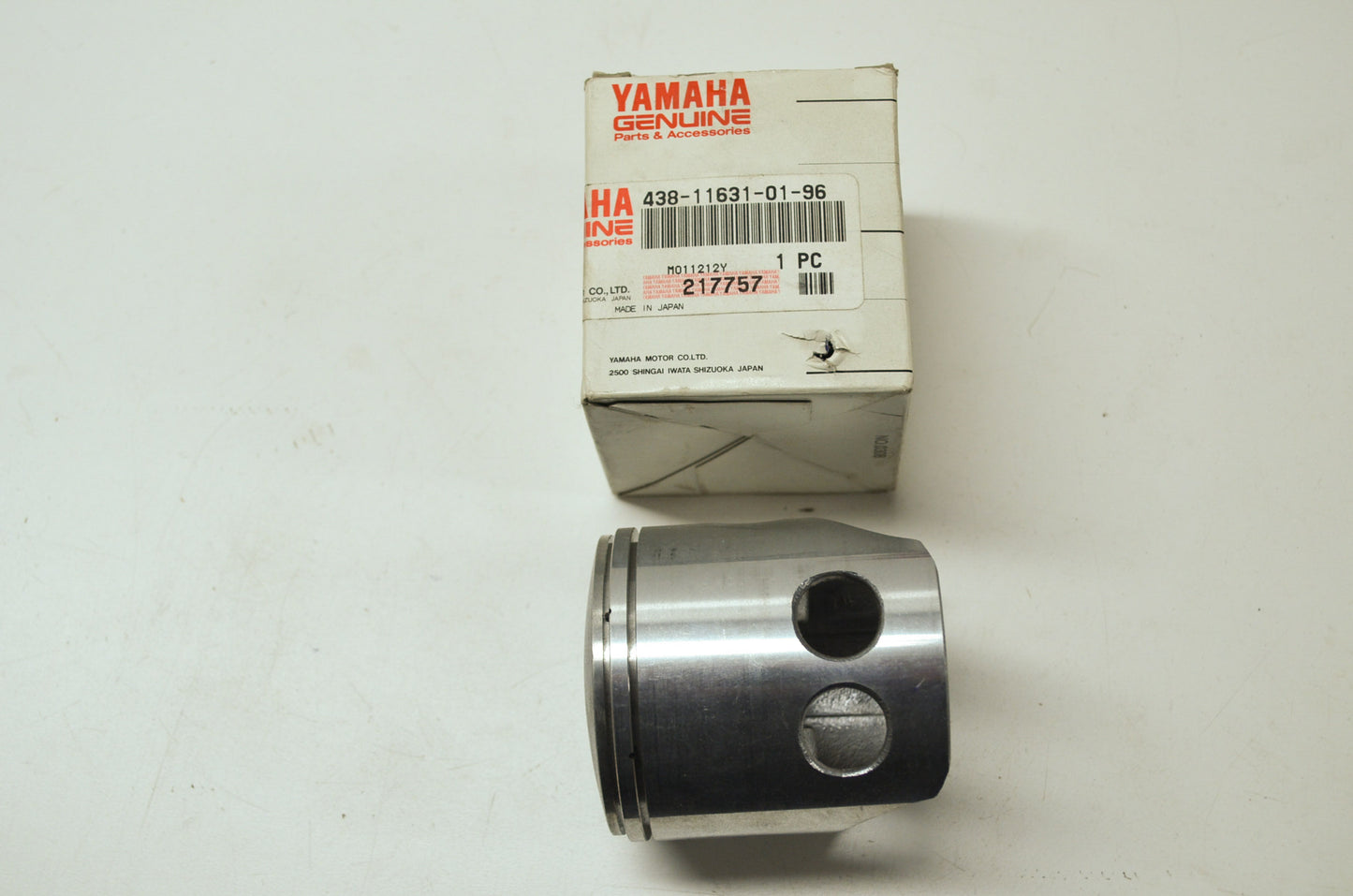OEM Yamaha 438-11631-01-96 Piston STD NOS