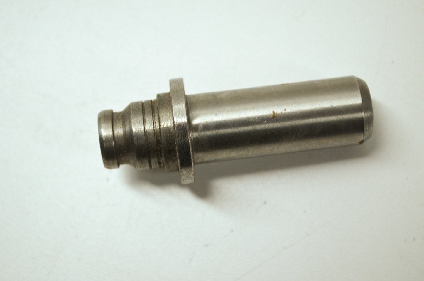 OEM Yamaha 256-11134-21-00 O/S Exhaust Valve Guide 1 NOS