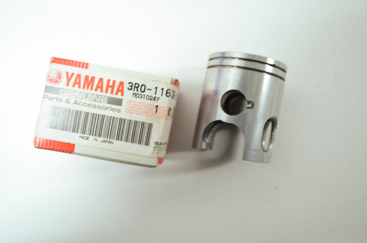 OEM Yamaha 3R0-11636-01-00 Piston 2 O/S 0.50 NOS