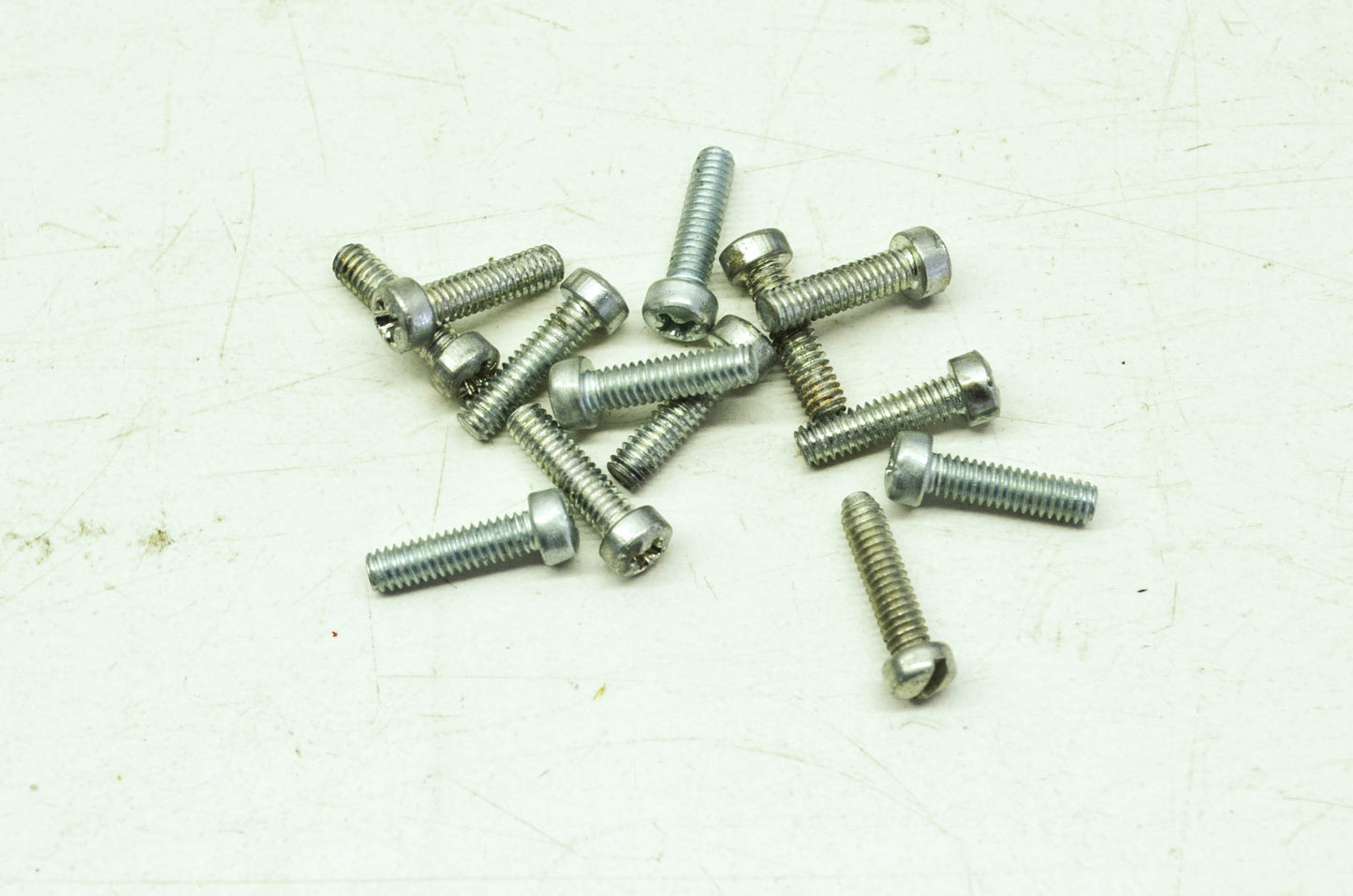 OEM Harley-Davidson 916 Screw Qty 13 NOS