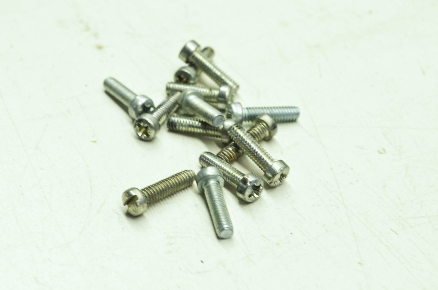 OEM Harley-Davidson 916 Screw Qty 13 NOS