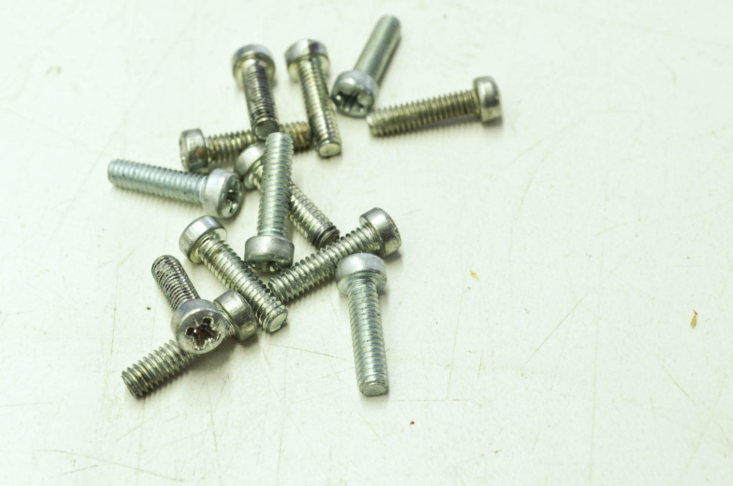 OEM Harley-Davidson 916 Screw Qty 13 NOS
