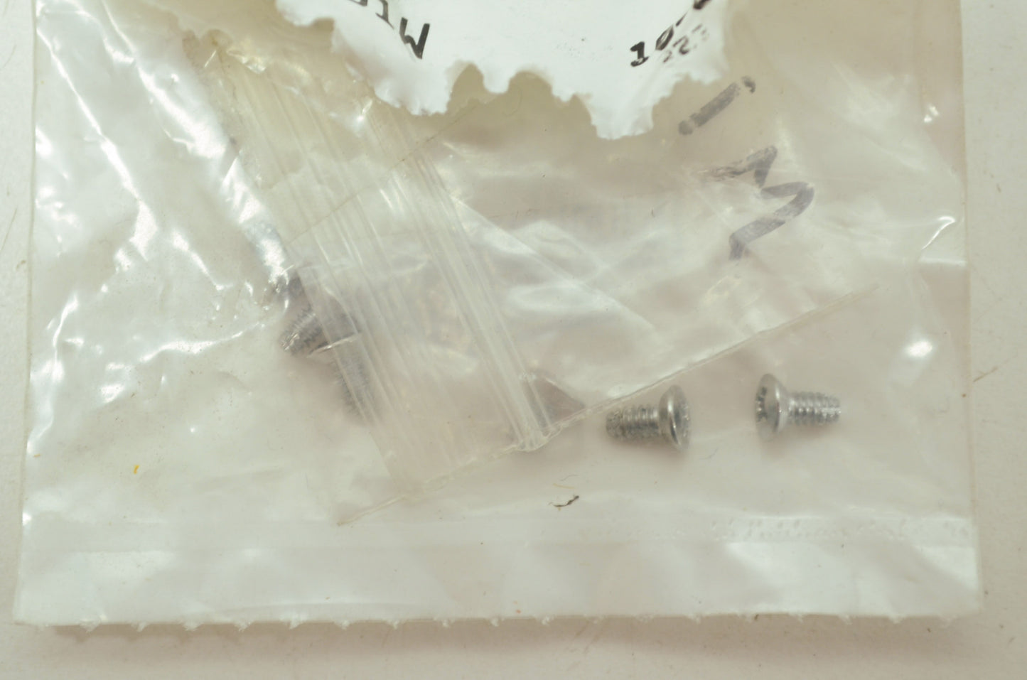 OEM Harley-Davidson 2061W Screw Qty 6 NOS