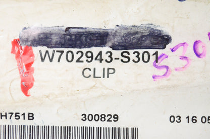 New OEM Ford W702943S301 Clip NOS