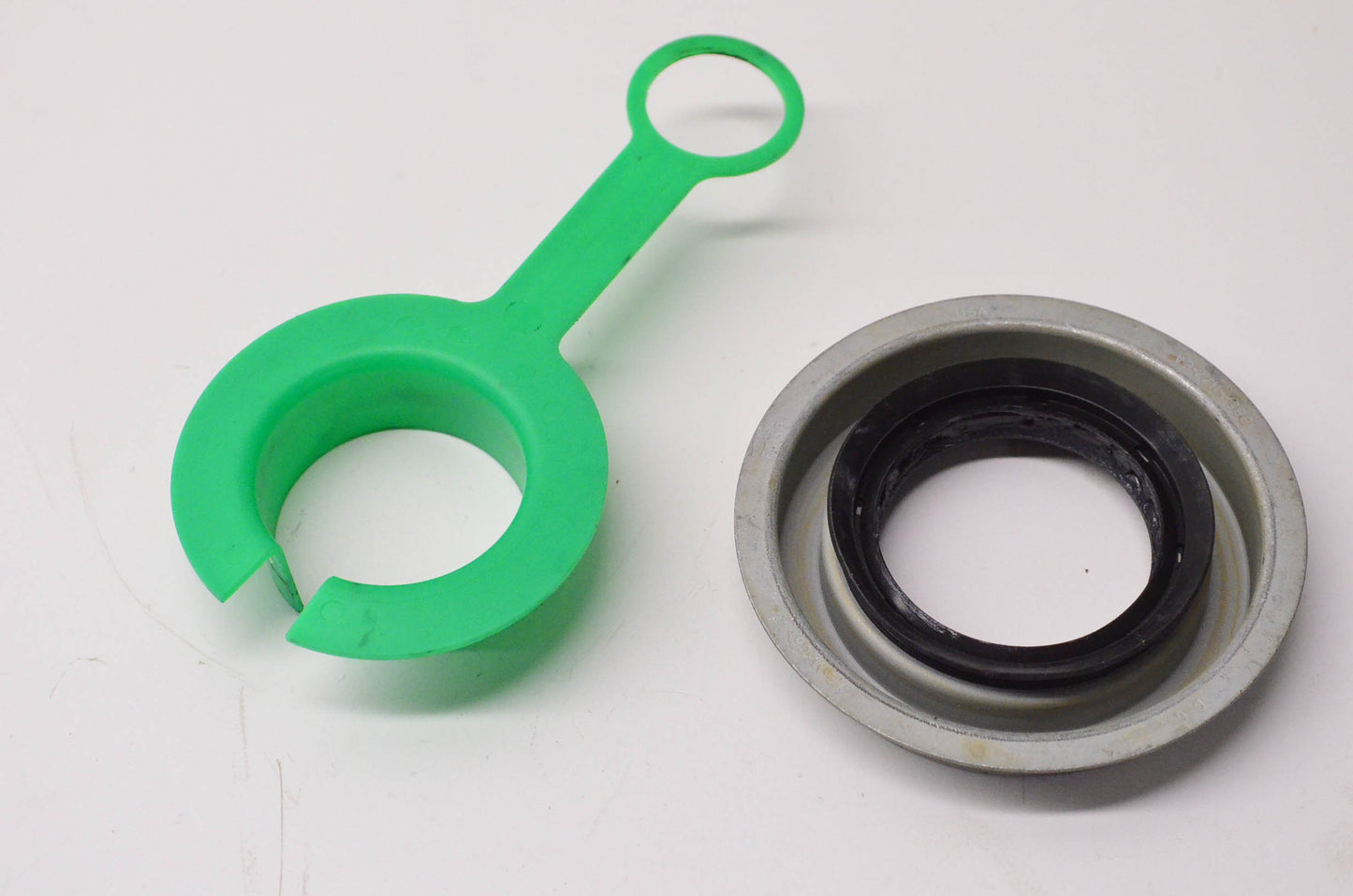 New OEM Ford BRS-181, BB5Z1S177C Output Trans Seal NOS