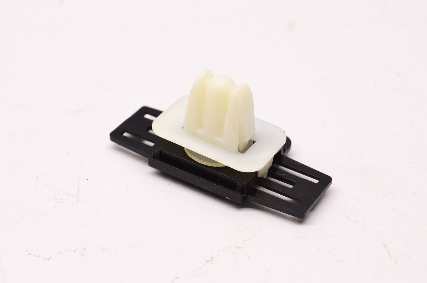 New OEM Ford W703475S300 Cowel Panel Clip NOS