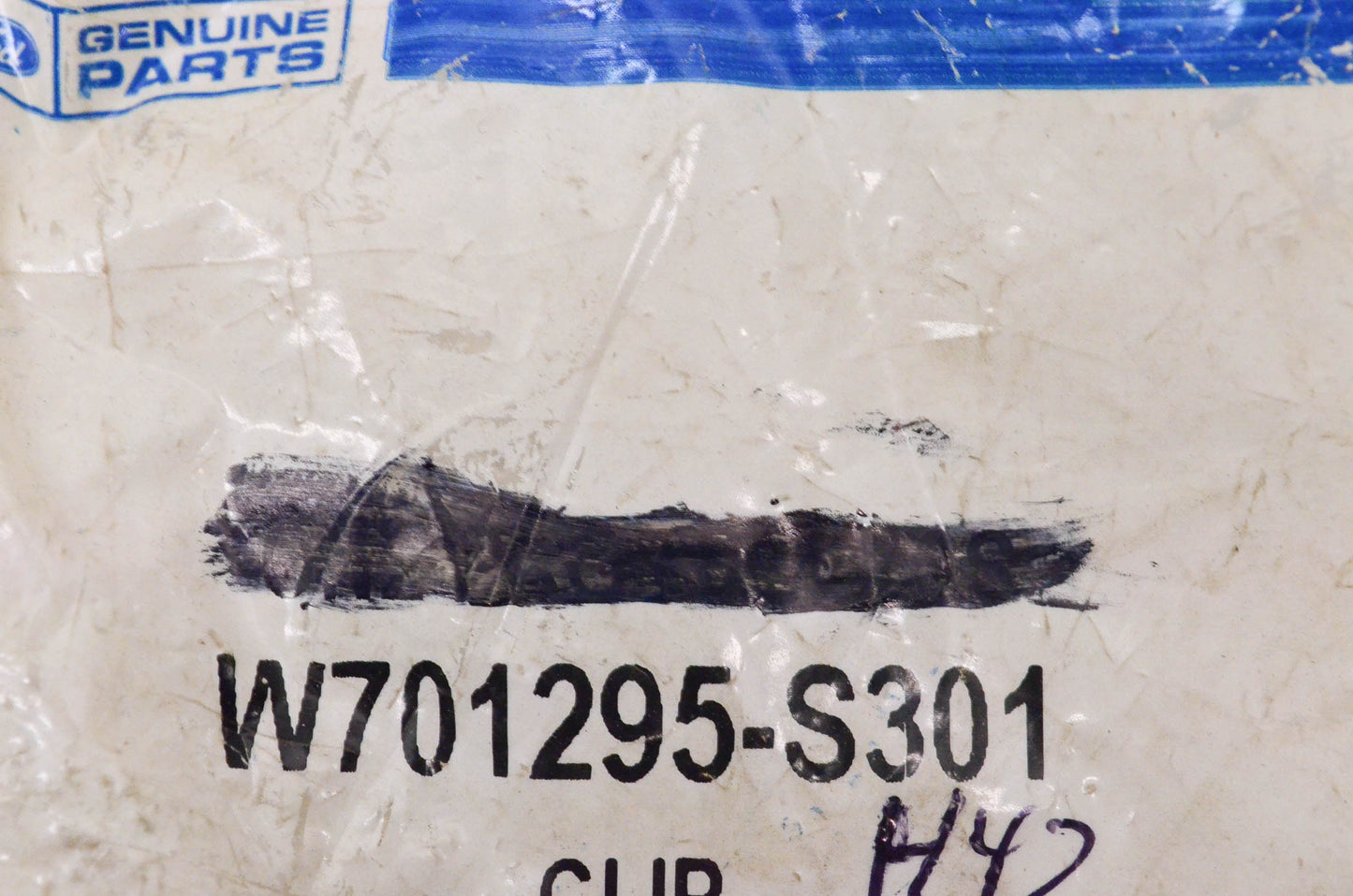 New OEM Ford W701295S301 Clip NOS