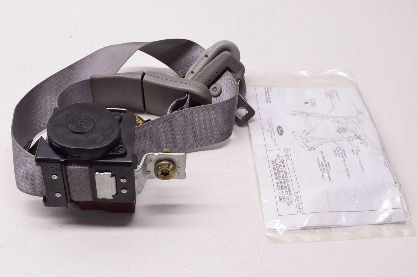 New OEM Ford 2001-2003 Ford Taurus Mercury Sable Seat Belt Assembly NOS