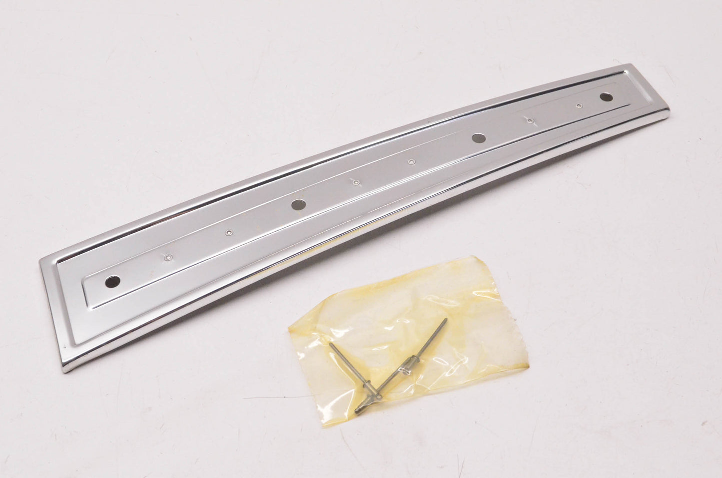 New OEM Ford D5DZ-5424458-A 1975-1976 Granada Upper Roof Pillar Molding NOS