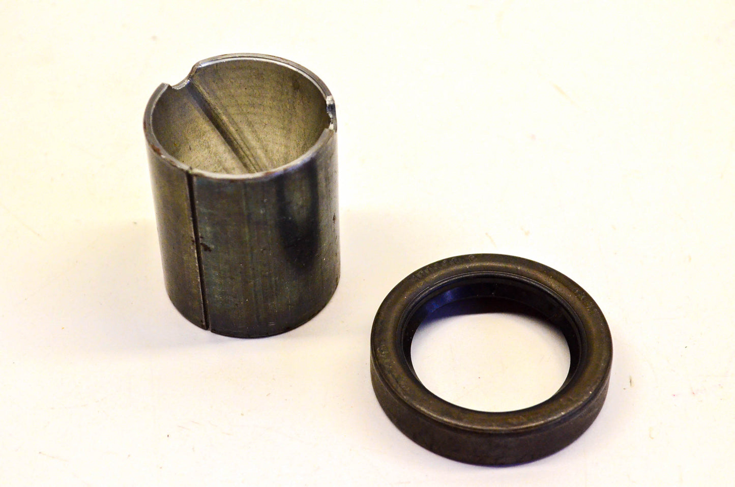 New OEM Briggs & Stratton 295963 Oil Sump Bushing NOS