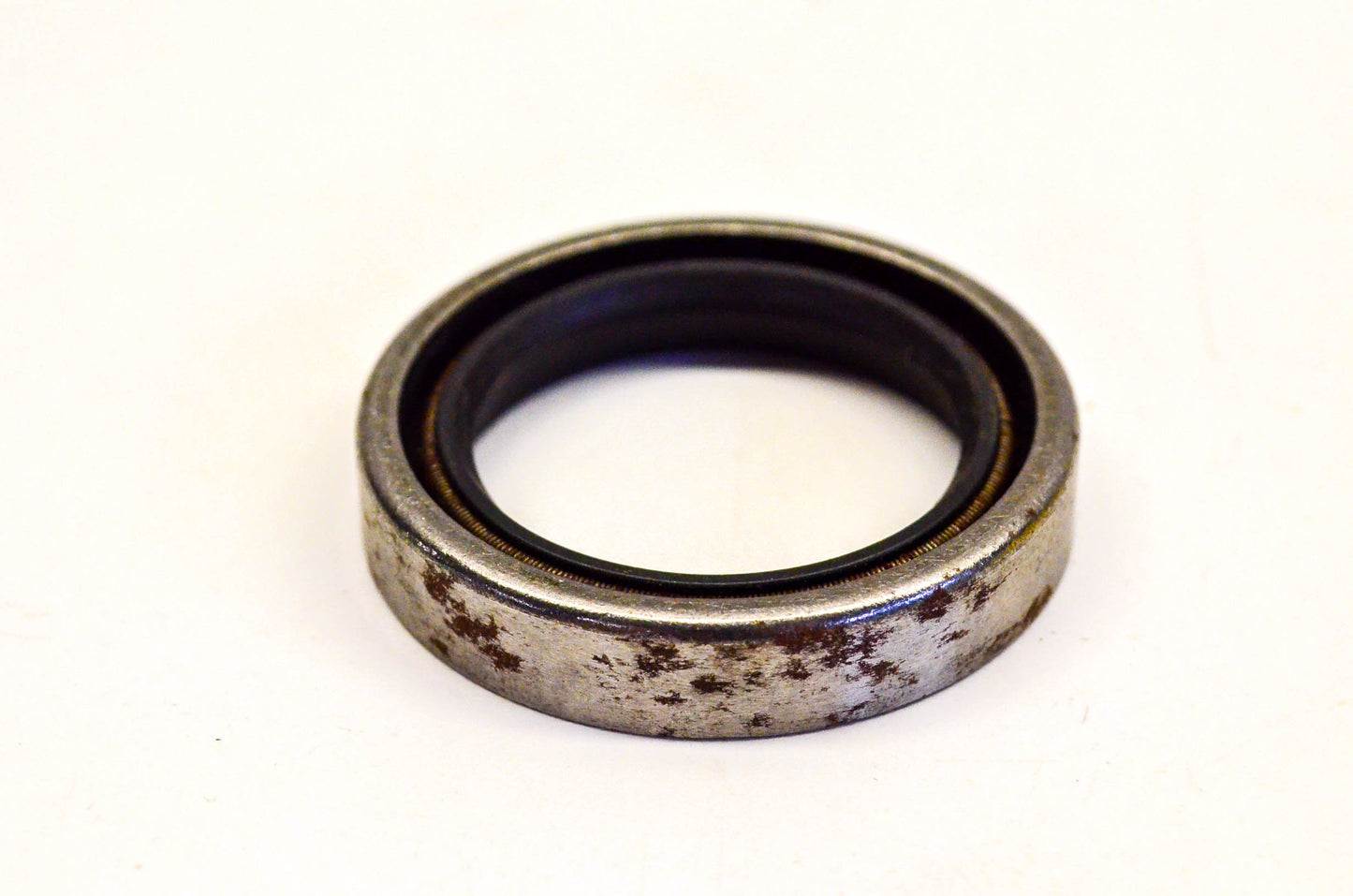 New OEM Briggs & Stratton 298423 Oil Seal NOS
