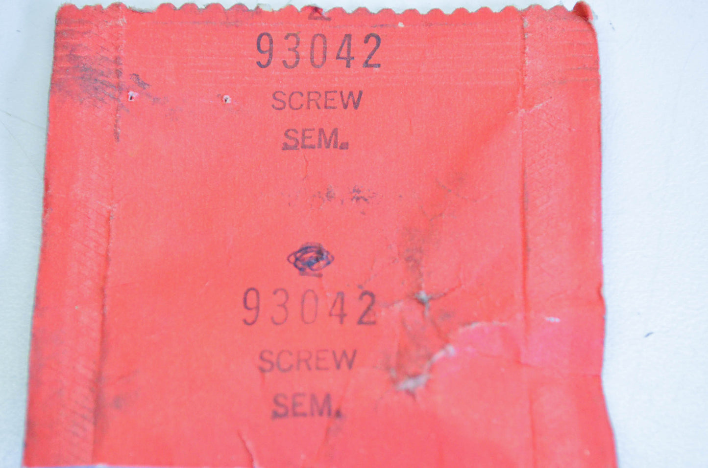 New OEM Briggs & Stratton 93042 Screw NOS