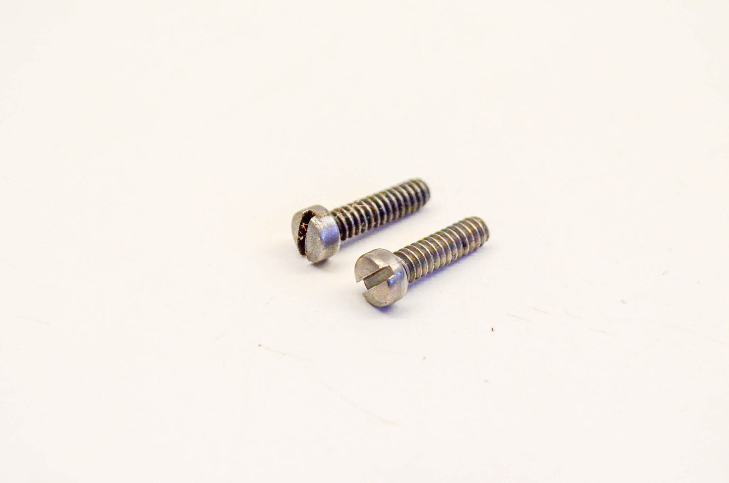 New OEM Briggs & Stratton 298031 Carburetor Lever Screws Qty 2 NOS