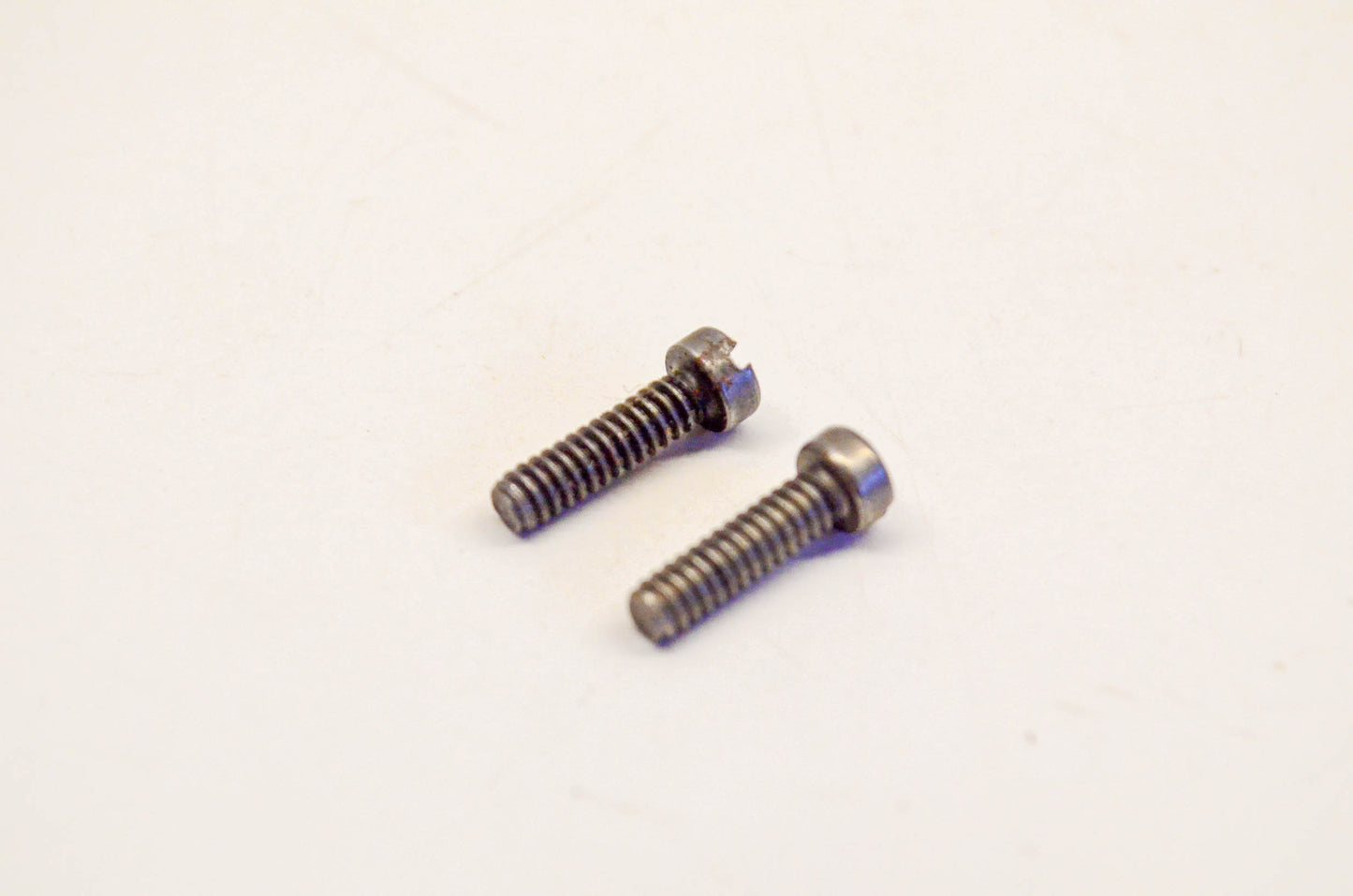 New OEM Briggs & Stratton 298031 Carburetor Lever Screws Qty 2 NOS