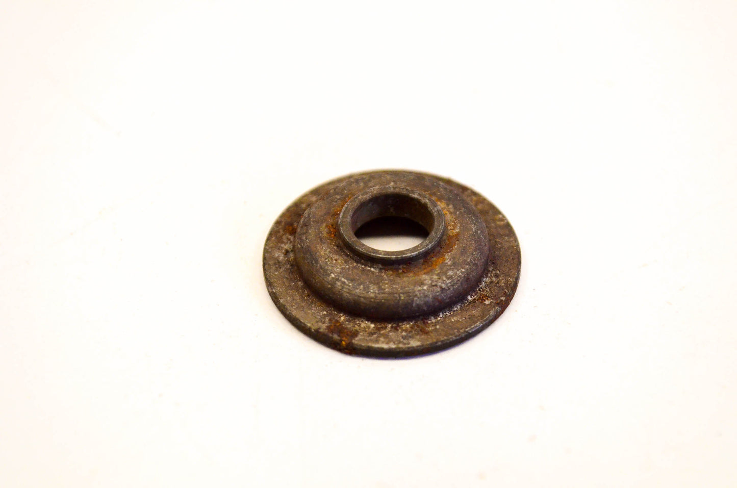 New OEM Briggs & Stratton 230477 Valve Spring Retainer NOS