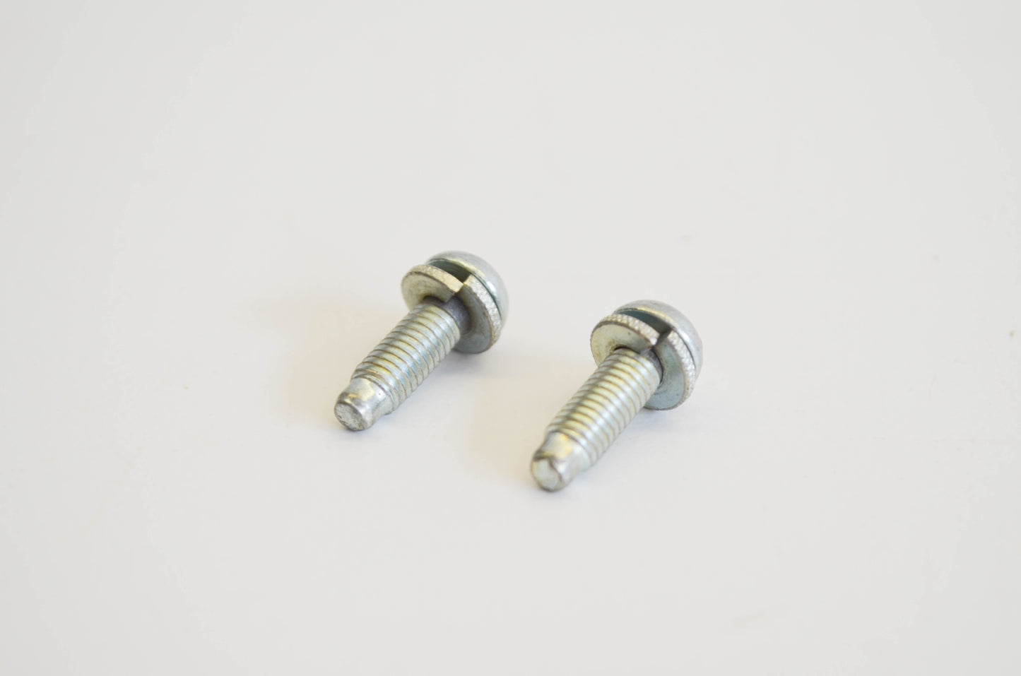 New OEM Briggs & Stratton 93440, 140 Screw Qty 2 NOS