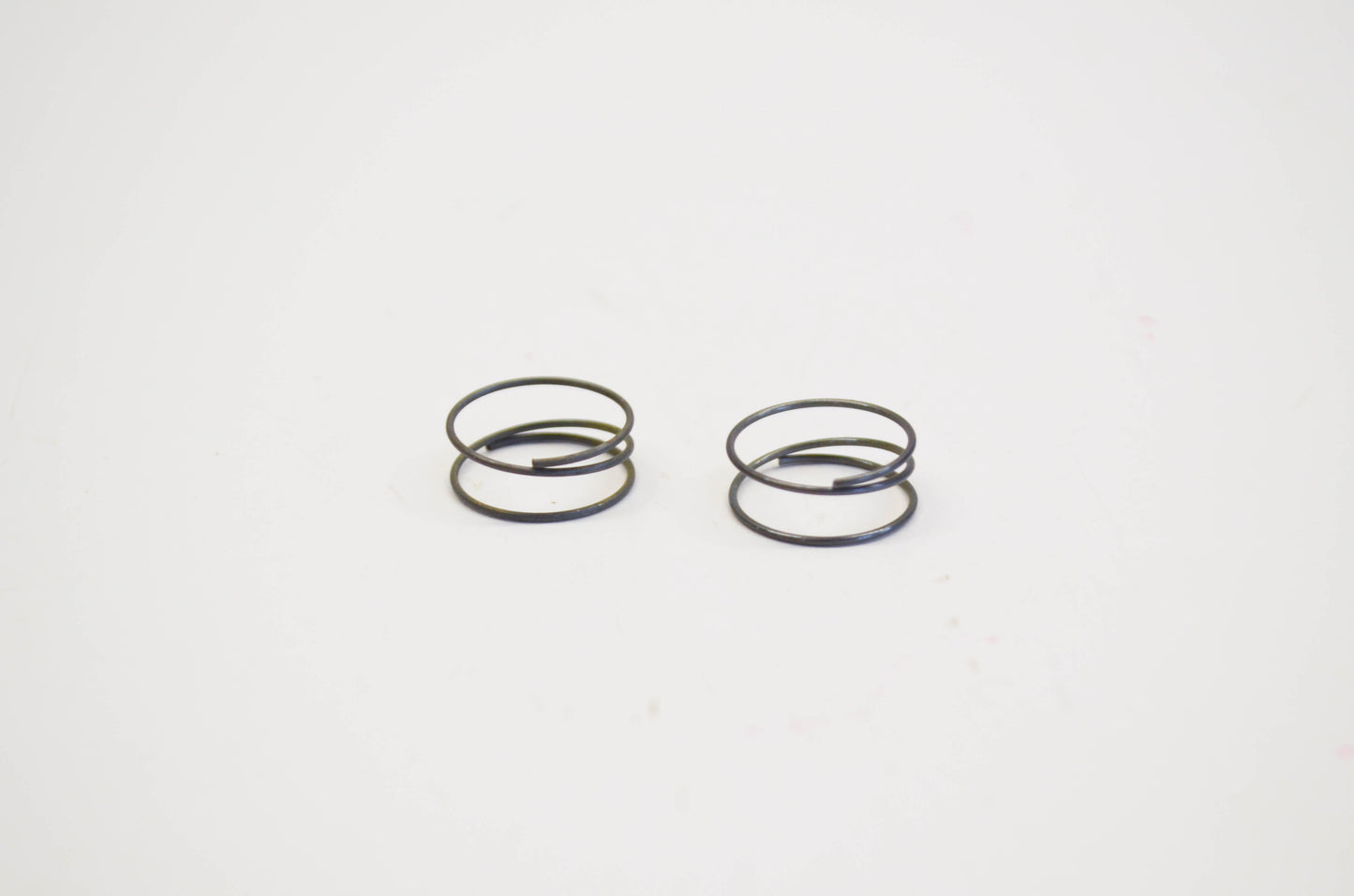 New OEM Briggs & Stratton 260455, 803 Diaphragm Spring Qty 2 NOS