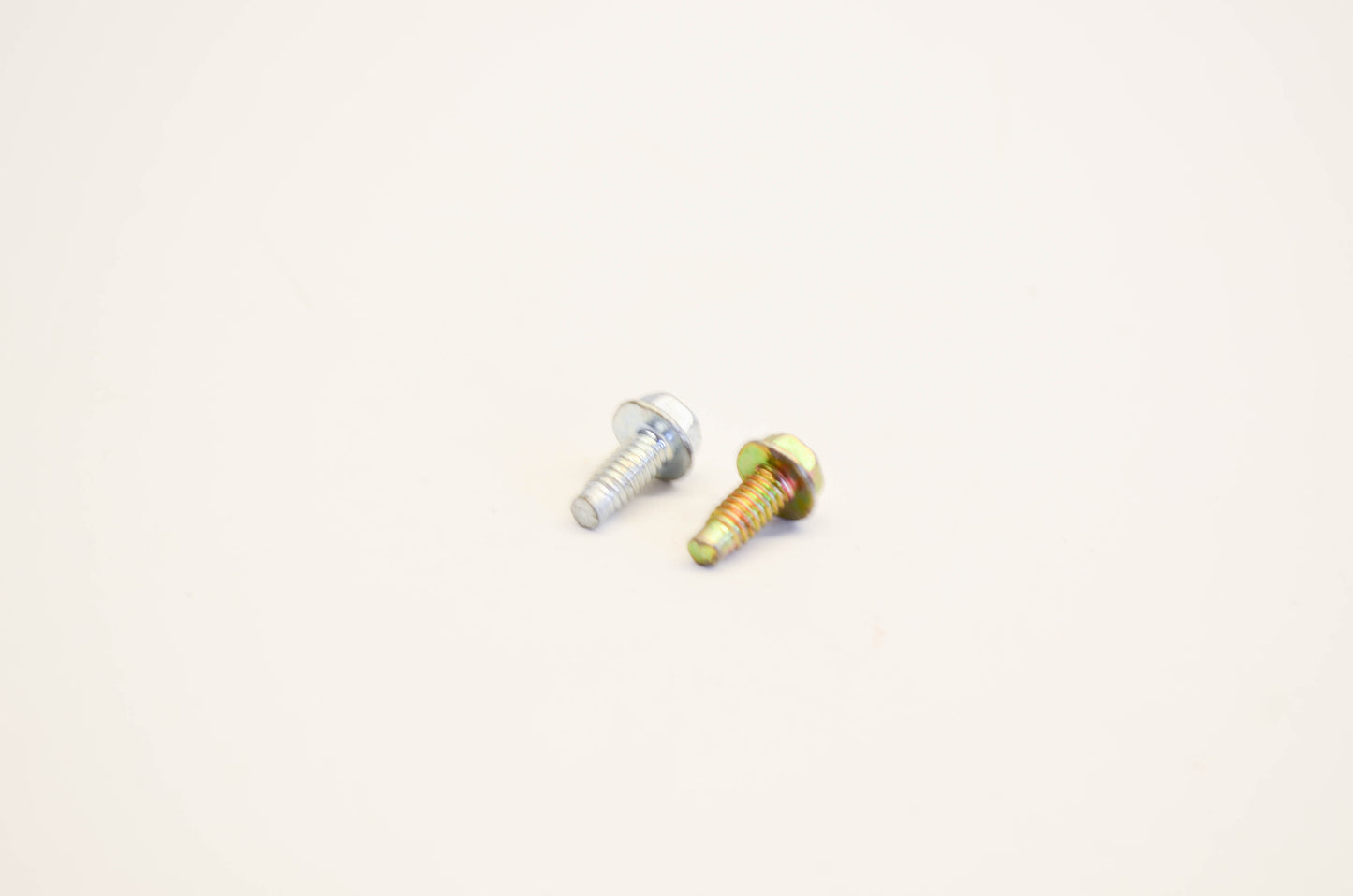 New OEM Briggs & Stratton 691660 Screw Qty 2 NOS