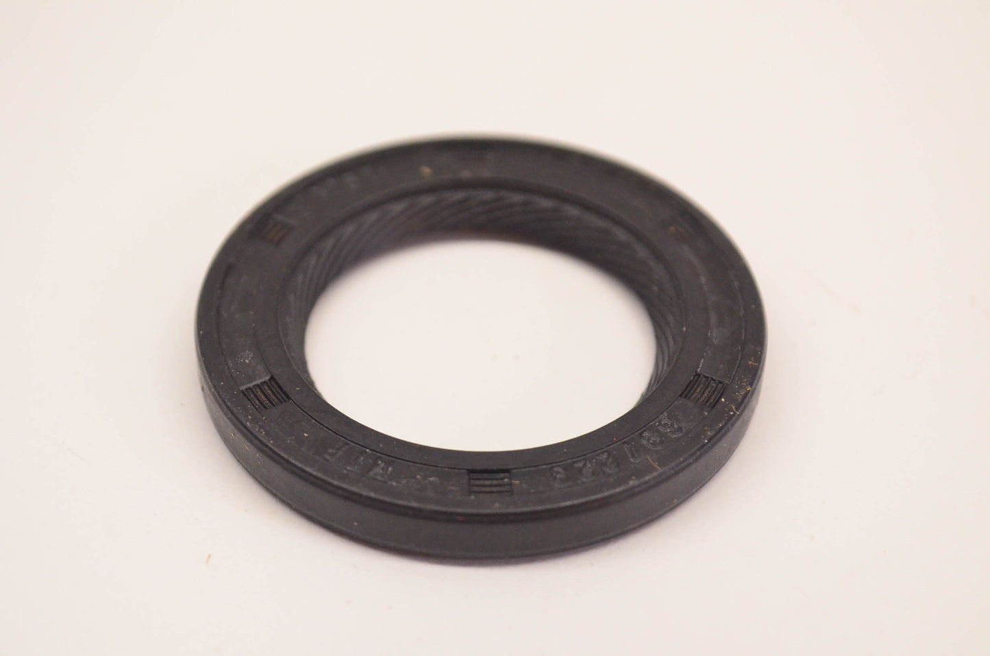 New OEM Briggs & Stratton 692550 Oil Seal NOS