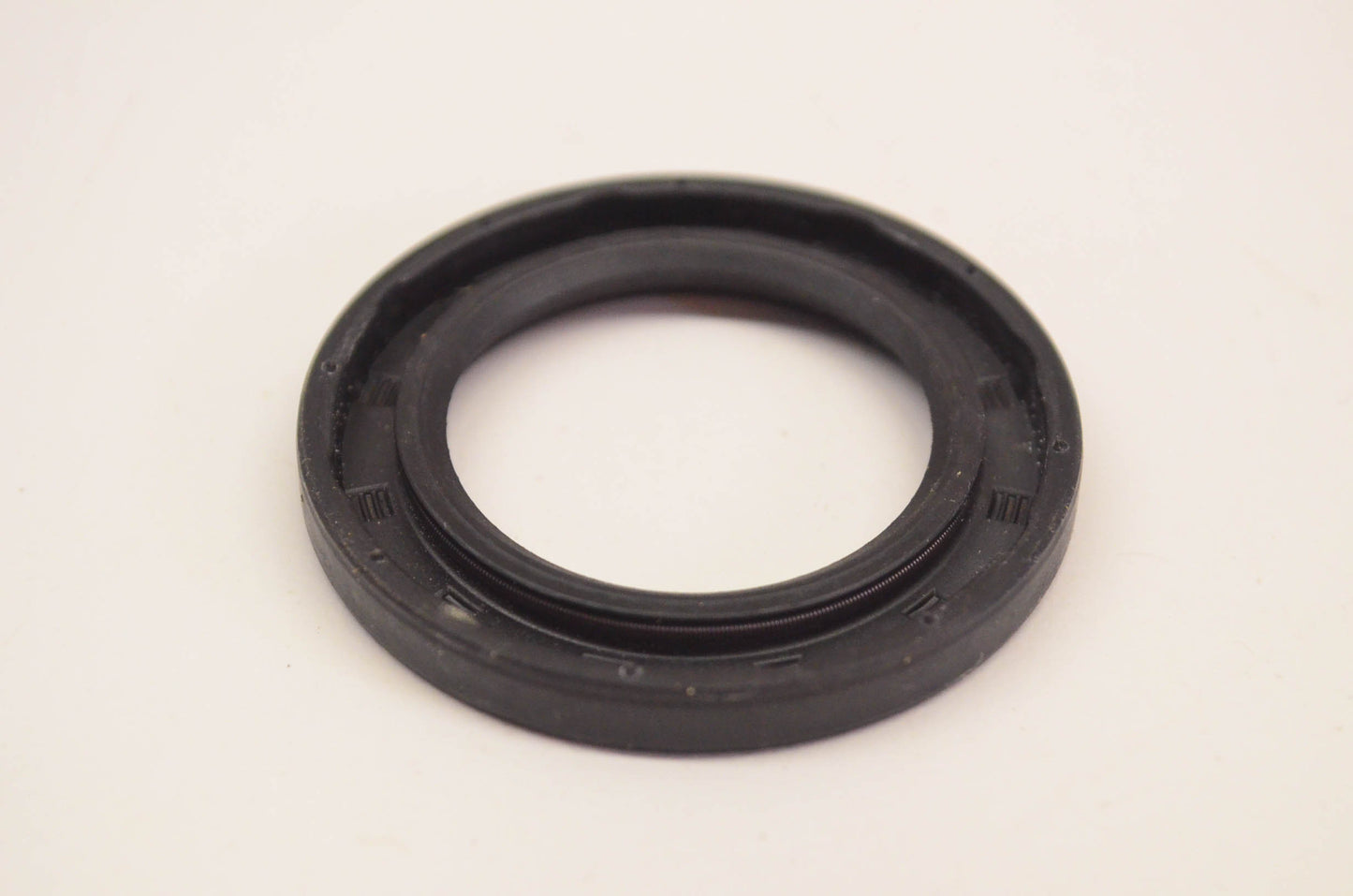New OEM Briggs & Stratton 692550 Oil Seal NOS