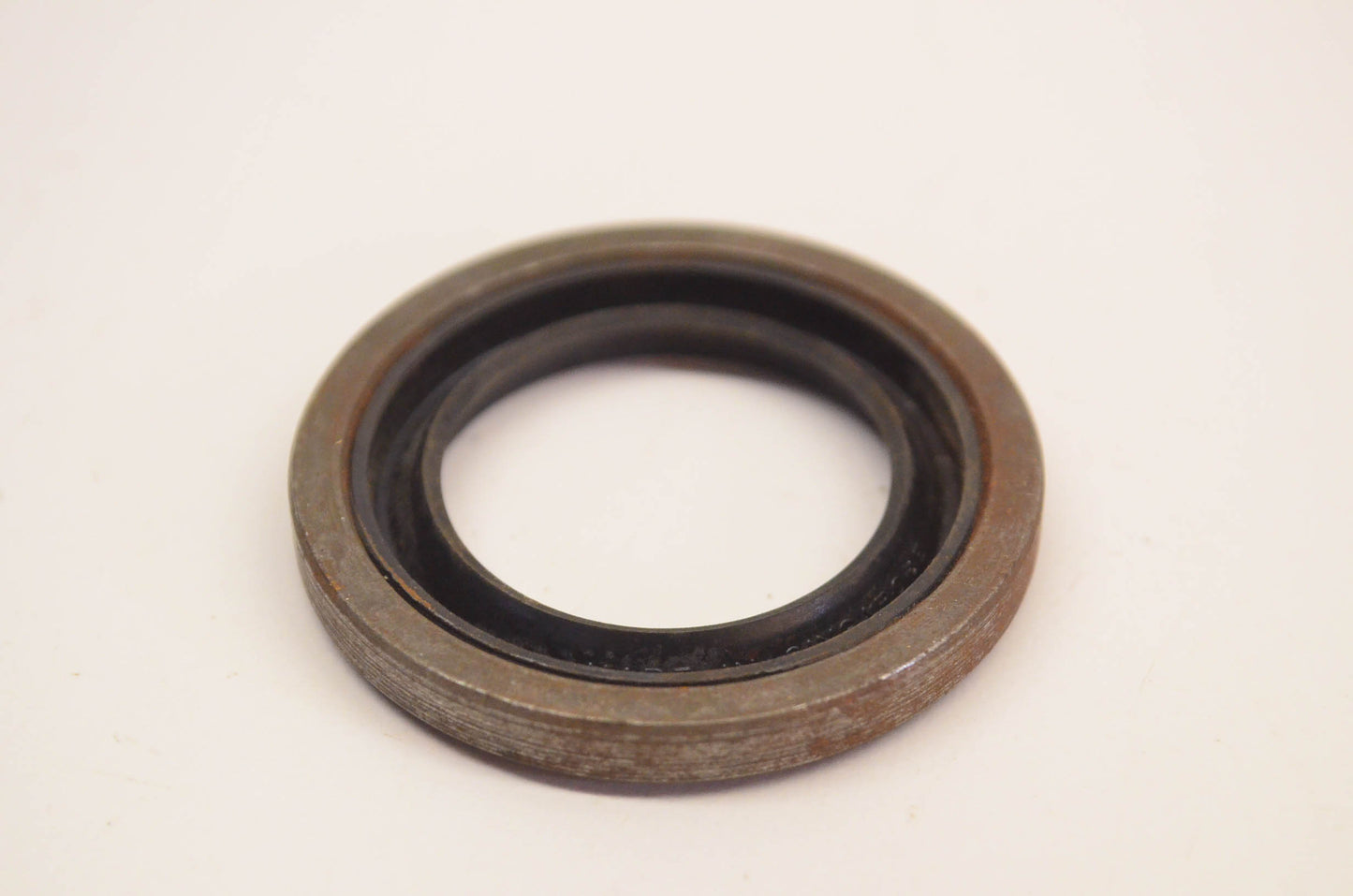 New OEM Briggs & Stratton 298504 Oil Seal NOS