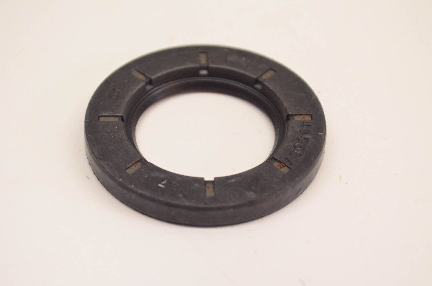 New OEM Briggs & Stratton 495307 Oil Seal NOS